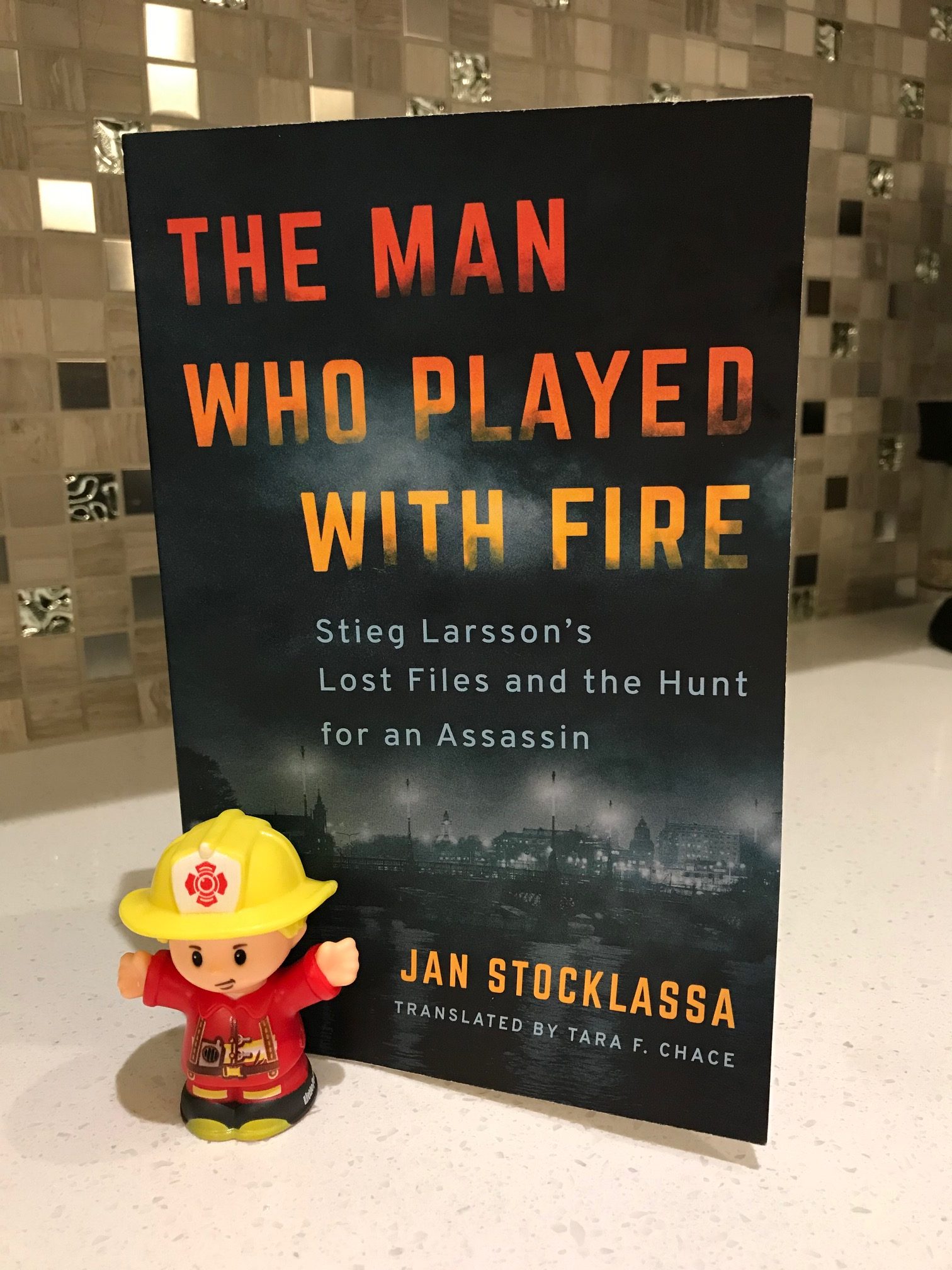 A True Crime Battle: The Man Who Played with Fire by Jan Stocklassa vs. Chase Darkness With Me by Billy Jensen
